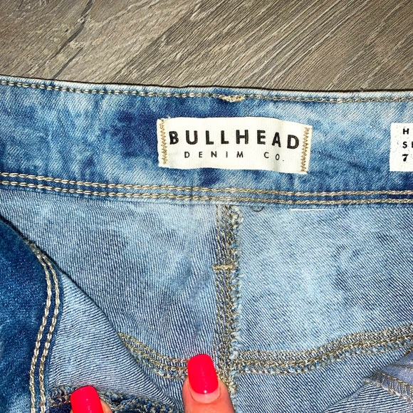 Bullhead high wasted acid wash Jean shorts. - Picture 7 of 7